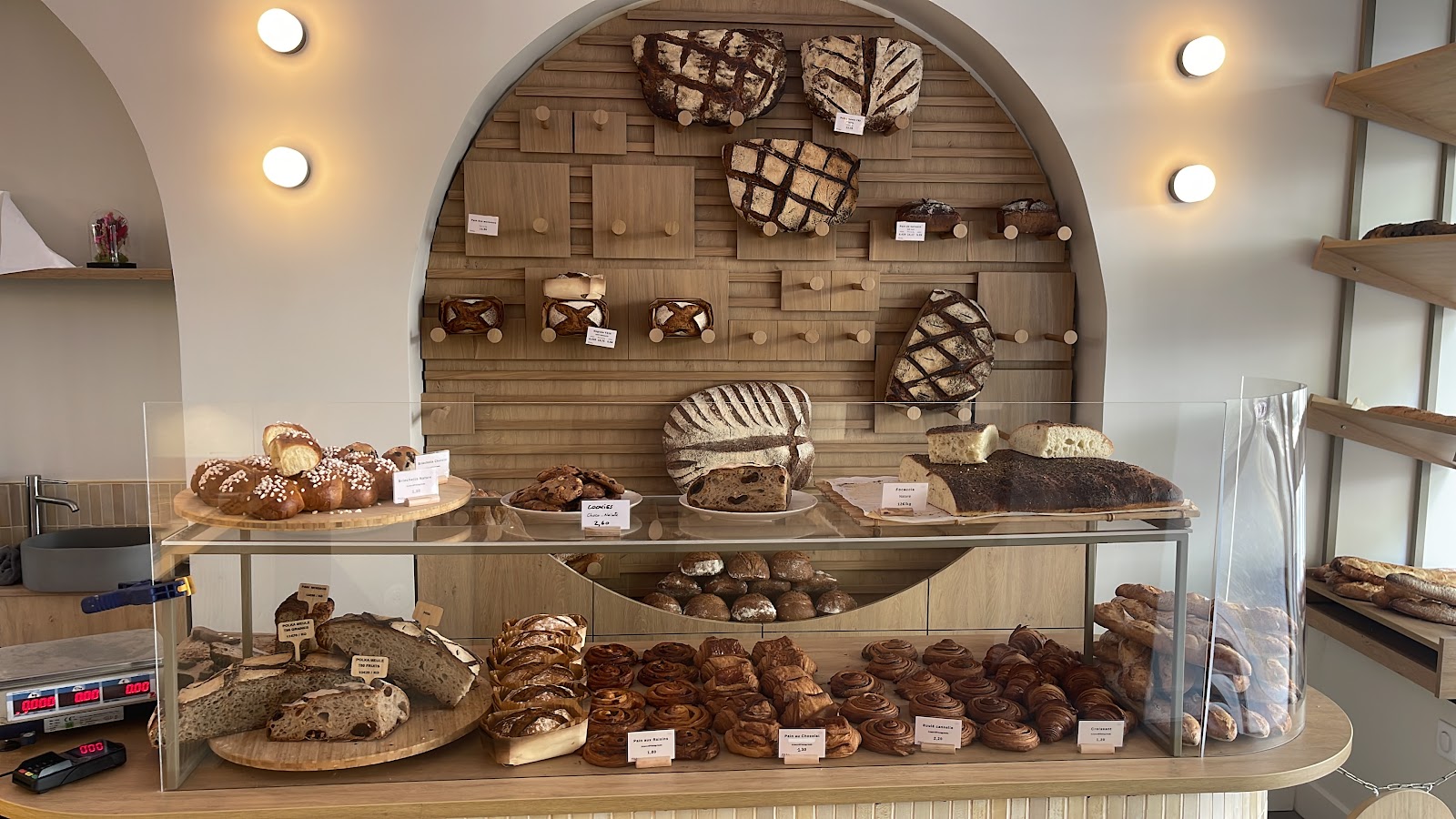 Le comptoir et le mur de pains en arche de la boulangerie Polka