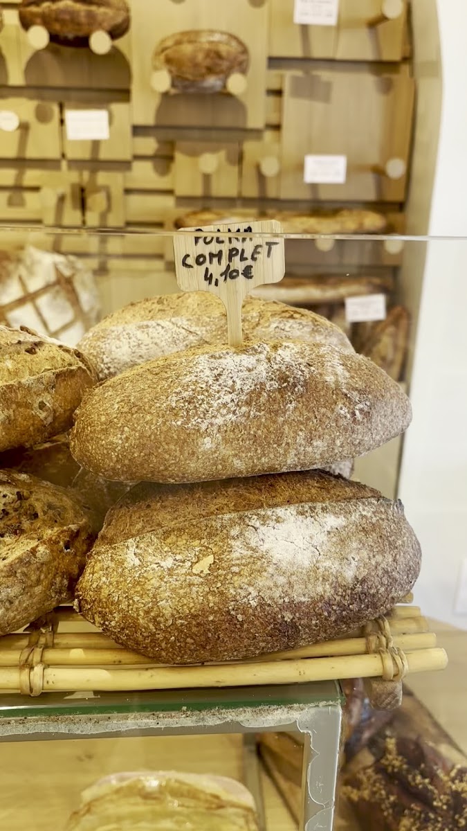 Miches de pain complet au levain Polka