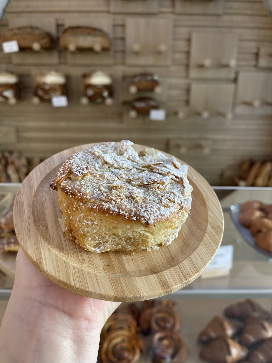 Brioche aux amandes servie sur une planche en bois