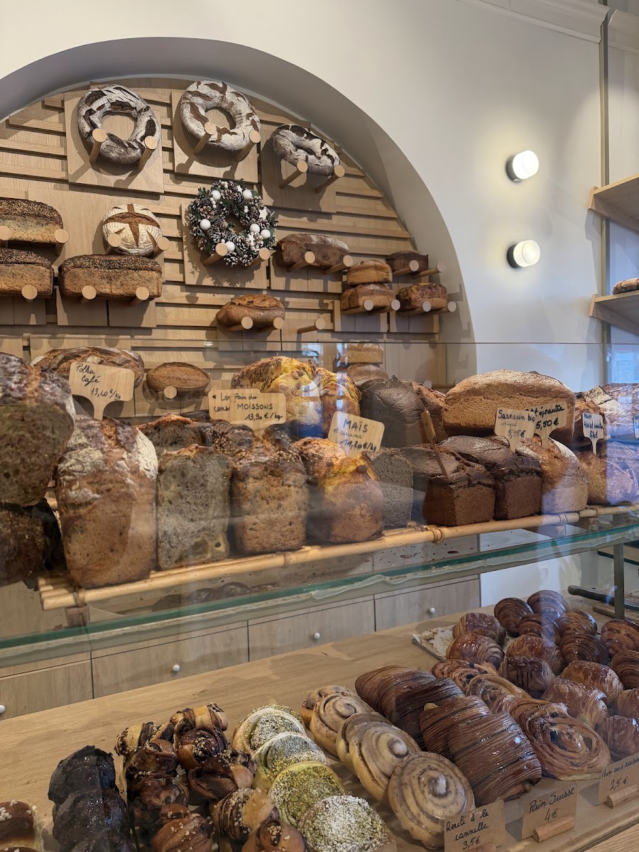 Couronnes et grosses pièces exposées sur le mur de bois clair